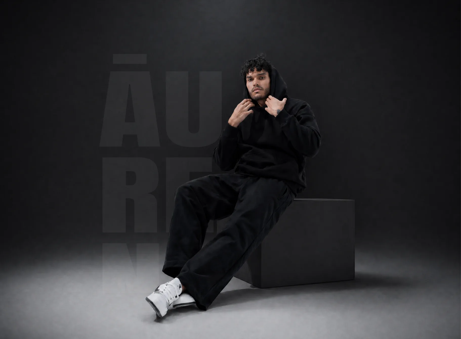 Hombre con hoodie negro AUREN de streetwear colombiano